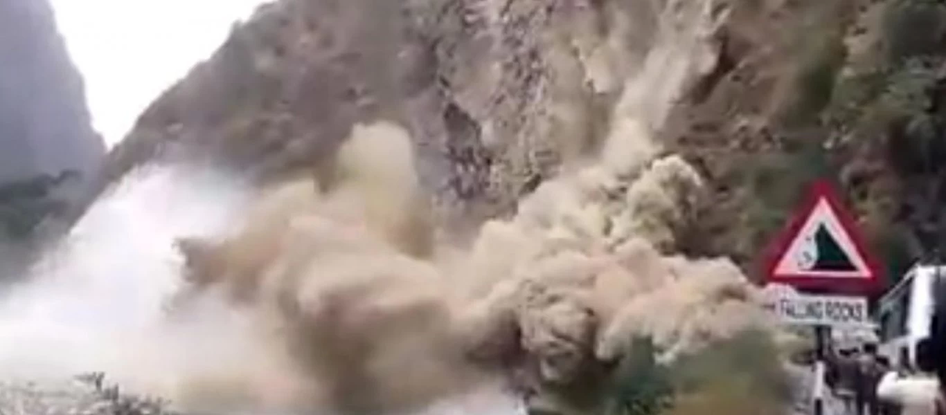 Σάμος: Δείτε τη συγκλονιστική στιγμή που ο σεισμός «διαλύει» ένα μικρό βουνό! (βίντεο)